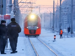 Появилось видео нападения подростков на жителя Подмосковья в поезде