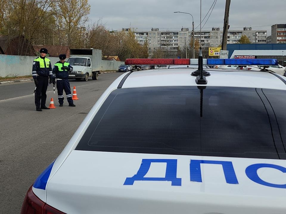 Пьяный водитель снес в Троицком два столба и едва не сбил детей
