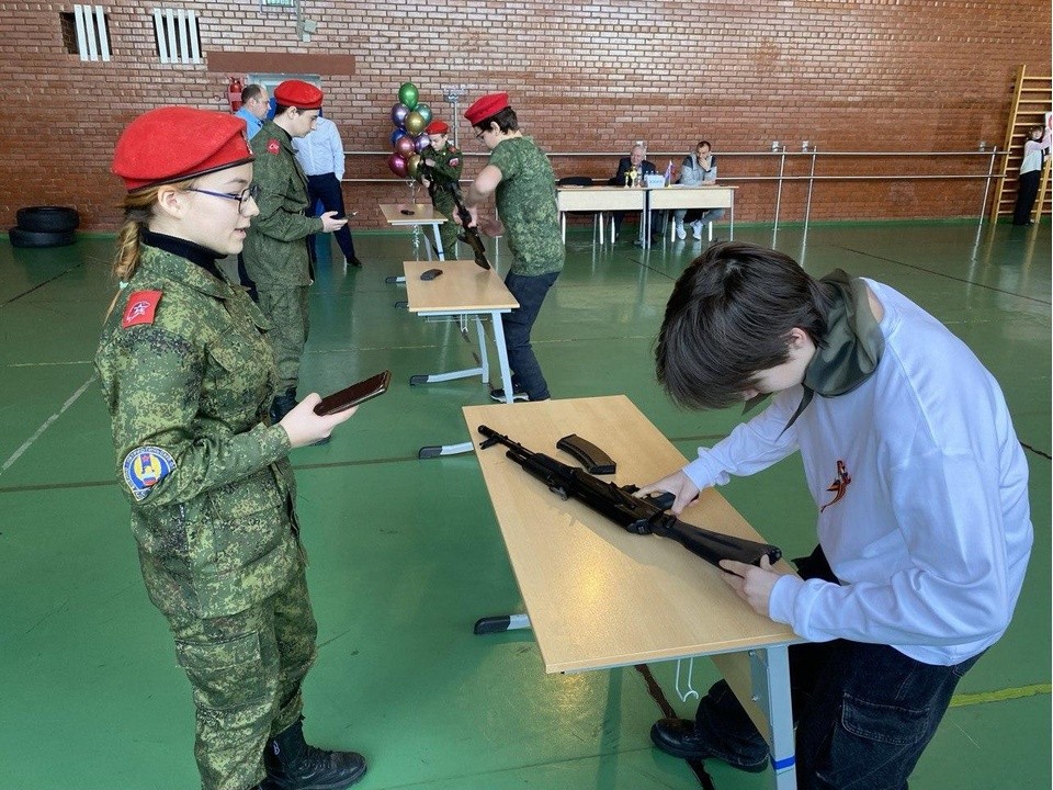 В квизе о великих полководцах сразились три школьных команды