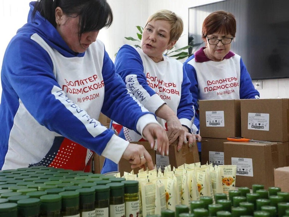 Праздничные наборы косметики передали из Балашихи женщинам Донецка