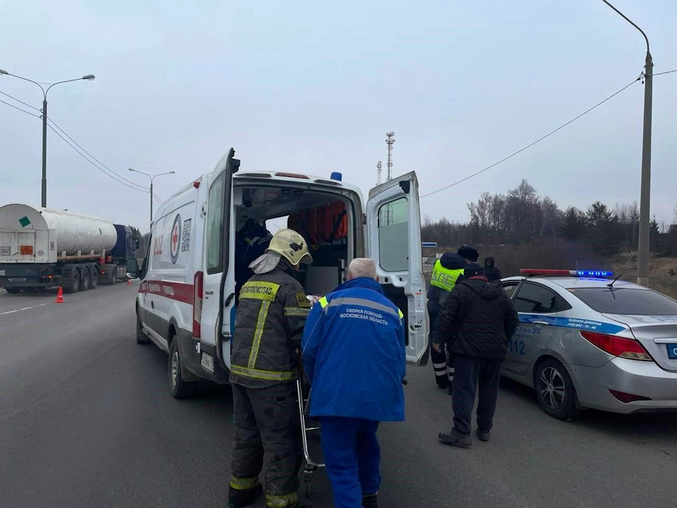 Спасатели помогли госпитализировать водителя, въехавшего в бензовоз в Чехове