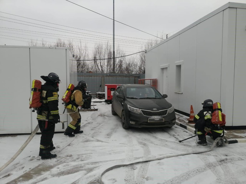 Опасный «пожар» на автозаправке потушили спасатели в Чешкове