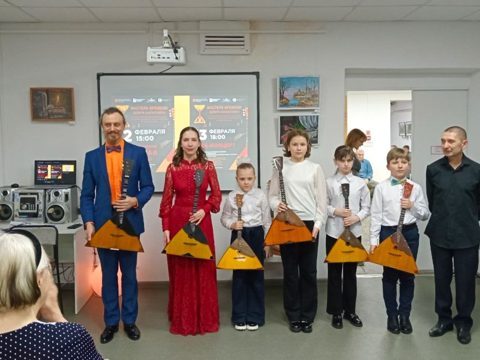 В электростальской модельной библиотеке устроили семейный фолк-квартирник