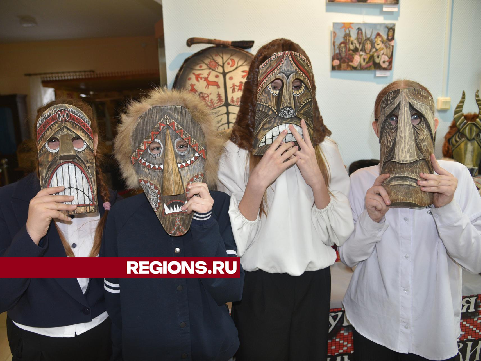 Маски, оружие и доспехи: лотошинцам представили произведения народного умельца из Микулина