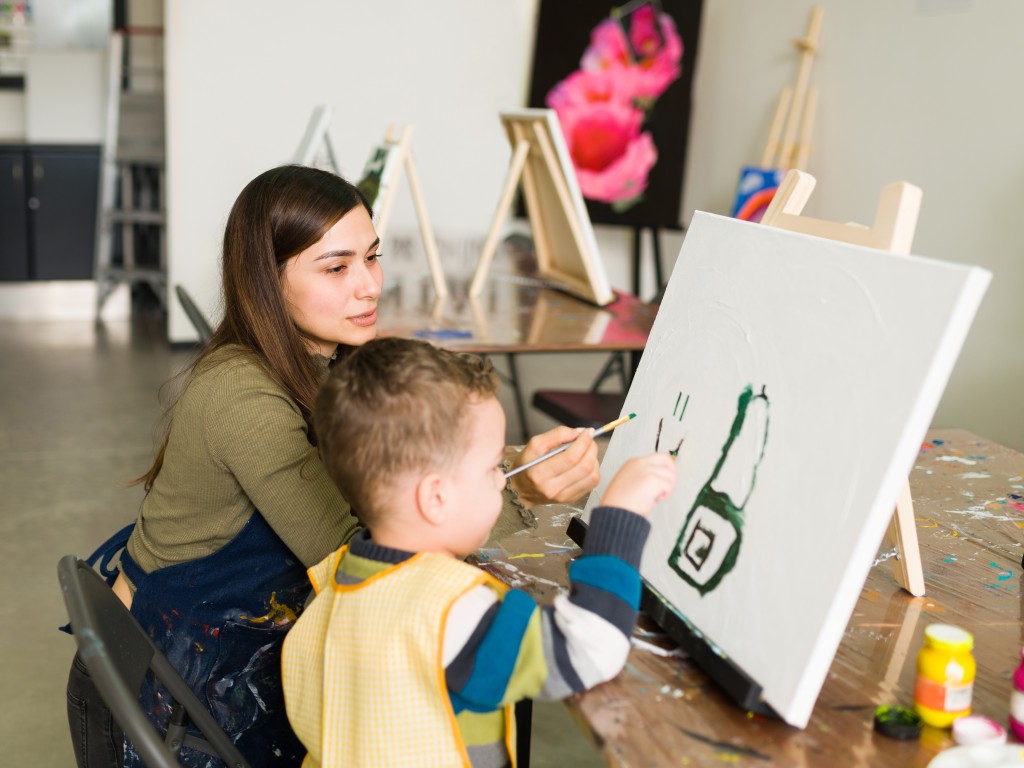 Дети и взрослые в Сергиевом Посаде нарисовали портреты героев к 23 февраля