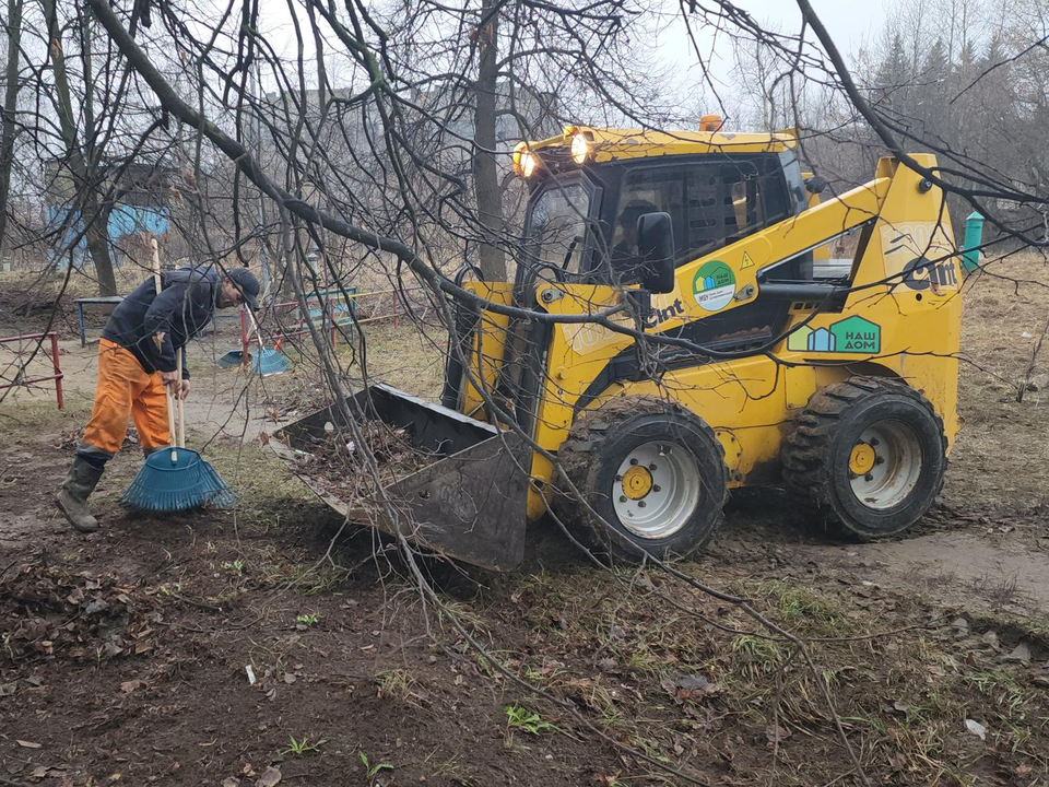 Более 50 кубов мусора собрали на февральском субботнике в Дзержинском