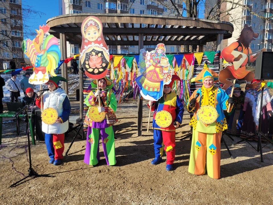 Блинами со сгущенкой угощают в Балашихе на Масленицу