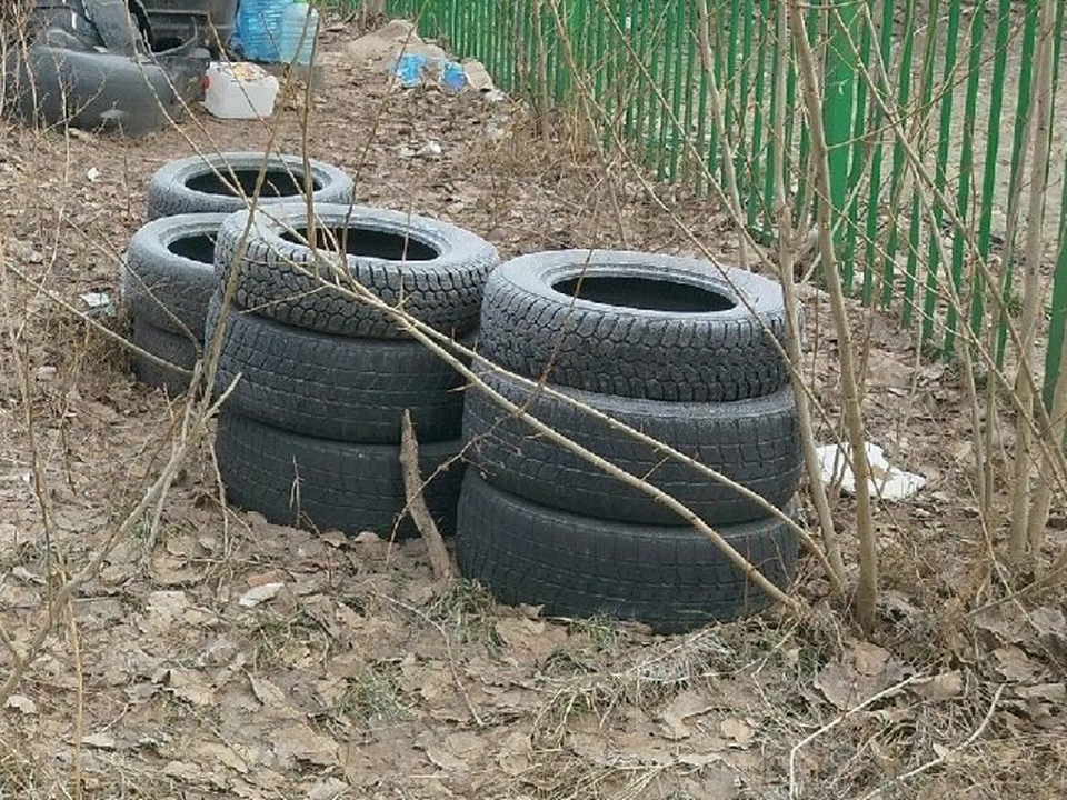 Стихийный склад покрышек ликвидировали на детской площадке в Дзержинском