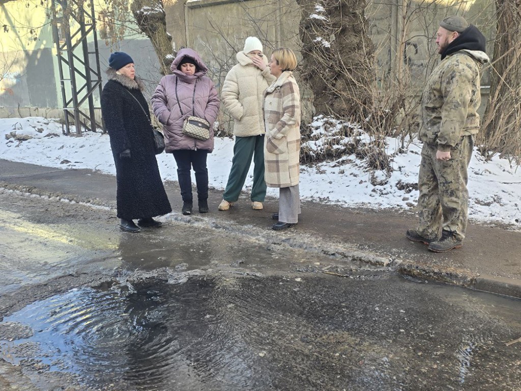 Устранять излив канализации в Правдинском привлекли рабочих МКУ «Пушгорхоз»