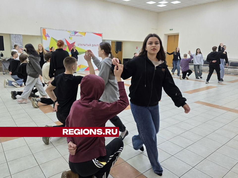 Фарандолу и польку станцует молодежь на балу в Можайске