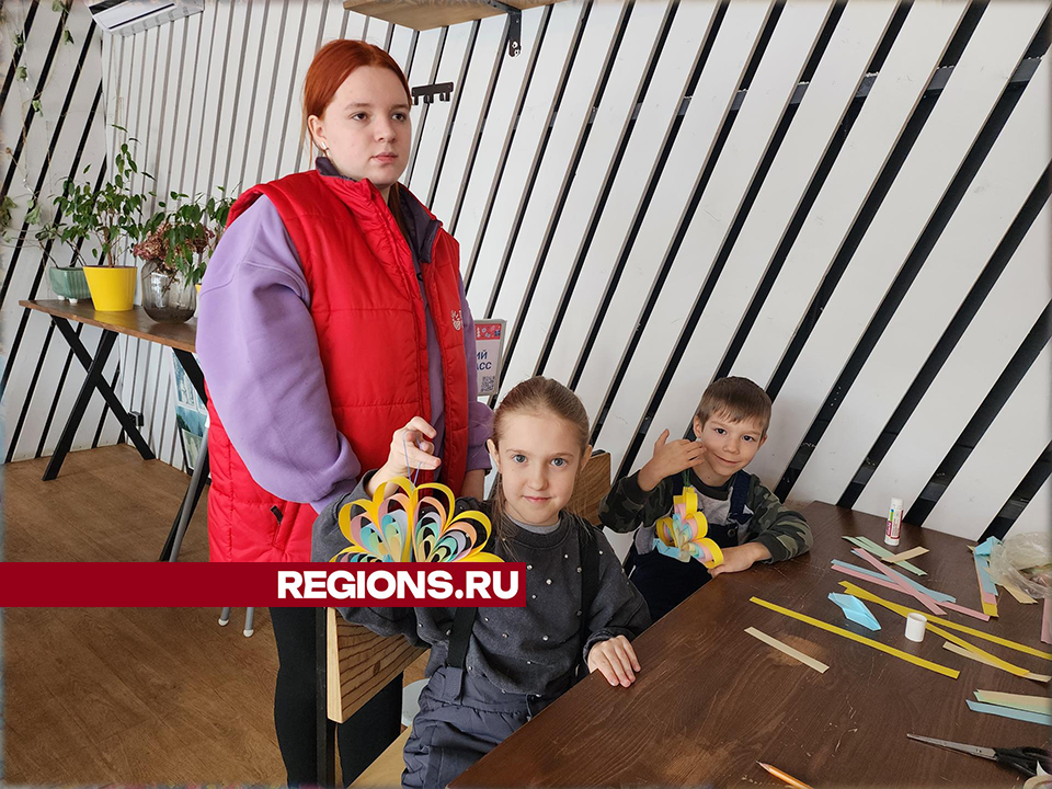 В Истре «приручили» бумажных павлинов