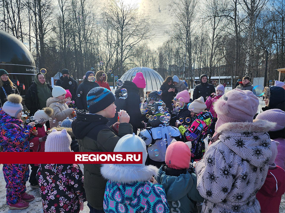 В парках Долгопрудного дети запустили сотню мыльных пузырей и покормили белок