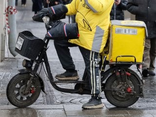Легковушка сбила курьера на улице Калинина