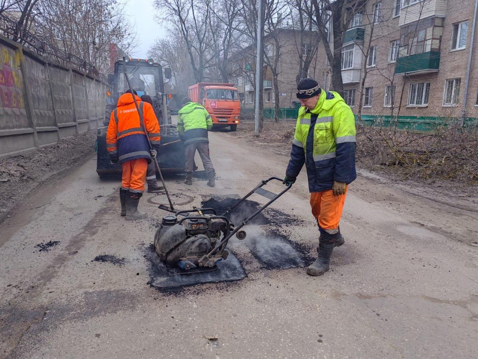 На улице Беляева в Люберцах латают дорожные ямы