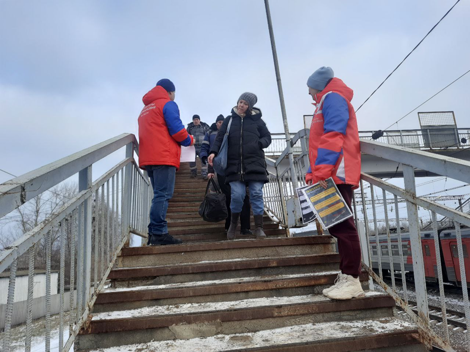 Спешащих по делам пассажиров электричек в Узунове застали врасплох волонтеры