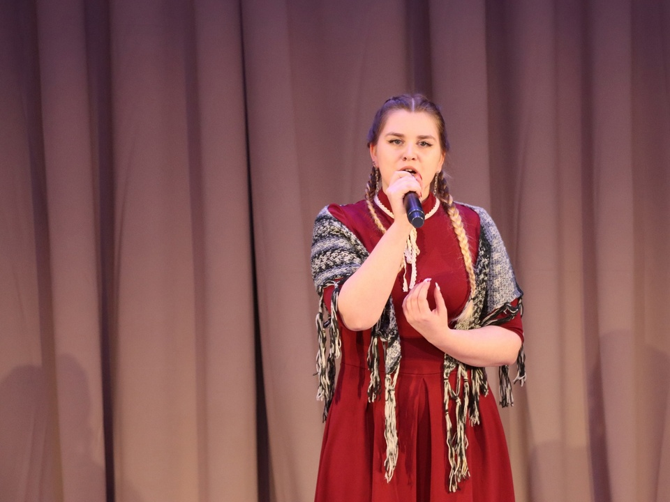 Второкурсница бронницкого колледжа победила в конкурсе военной песни