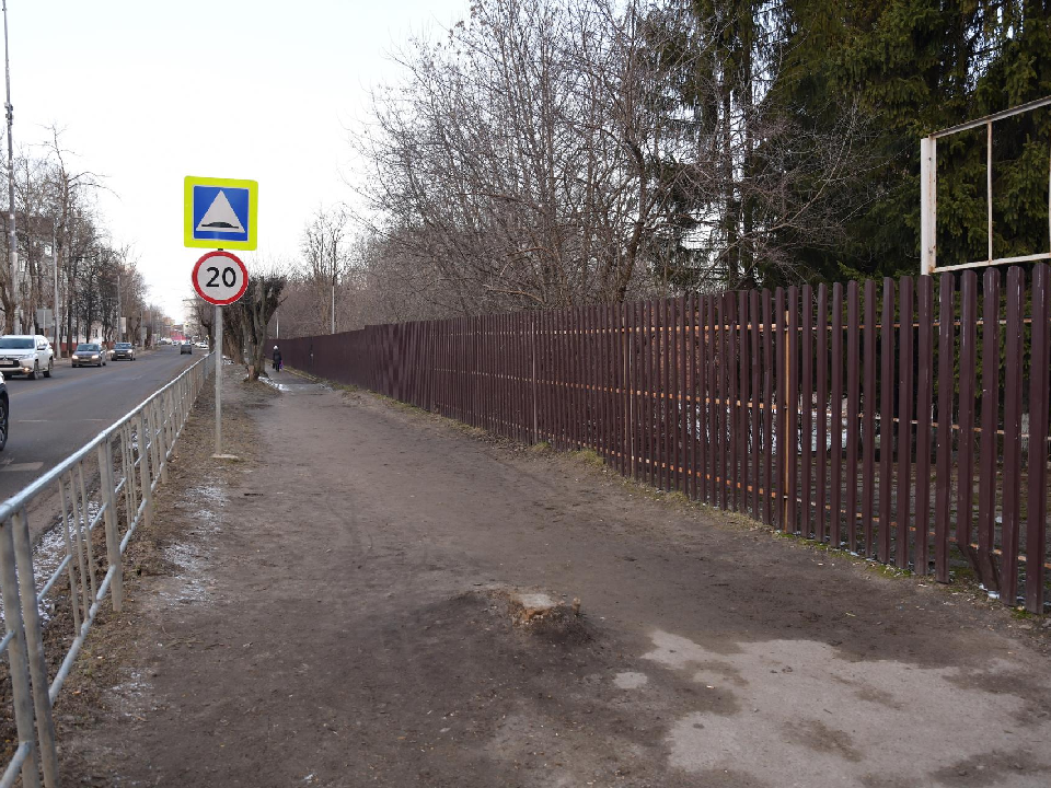 В Дмитровском округе решат многолетнюю проблему с тротуаром в микрорайоне Космонавтов