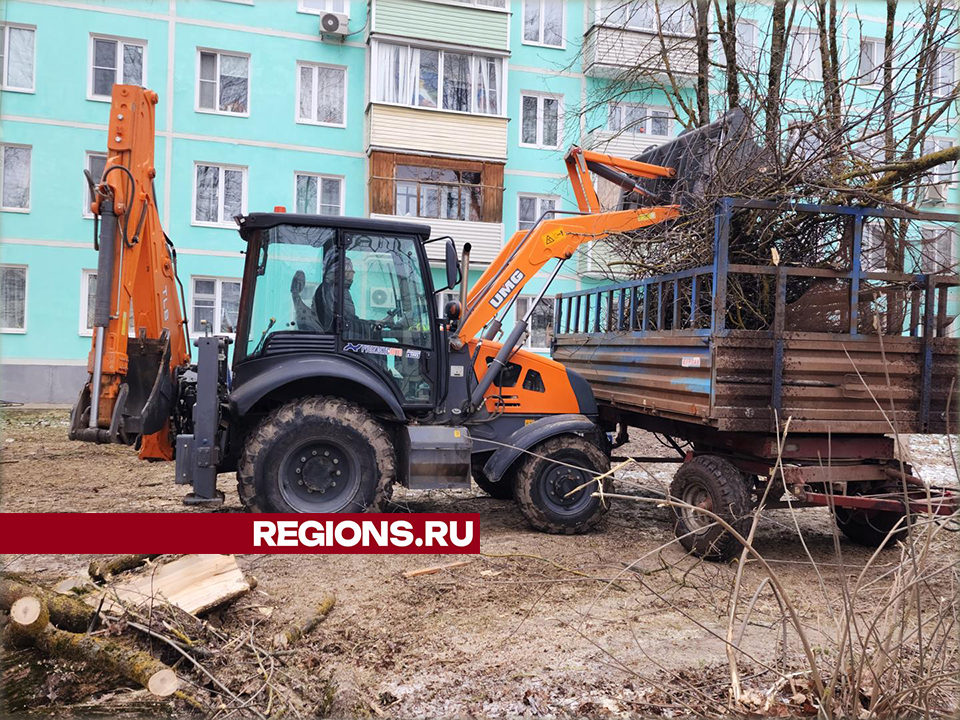 В Волоколамске спилили опасные деревья на Ново-Солдатской улице