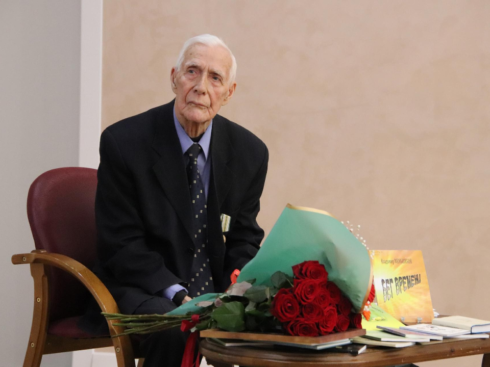Писатель Владимир Меньшиков отметил 85-летний юбилей в центральной библиотеке