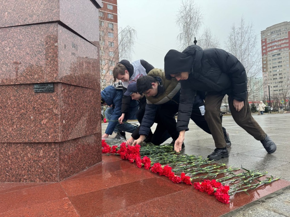 В Подольске в память о победе в Сталинградской битве прошло возложение цветов