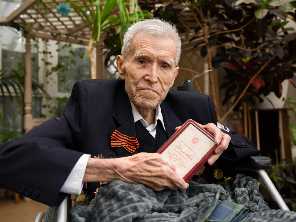 Прошедший войну 100-летний ветеран из Дмитрова получил ценную награду