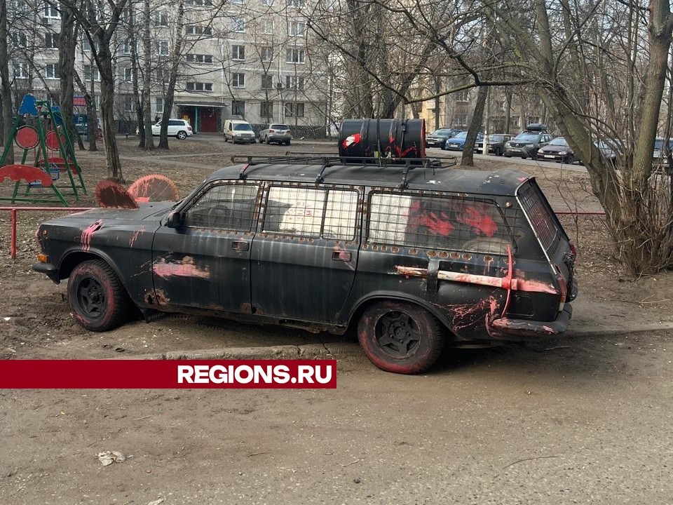 Тачку Безумного Макса сфотографировали в жуковском дворе