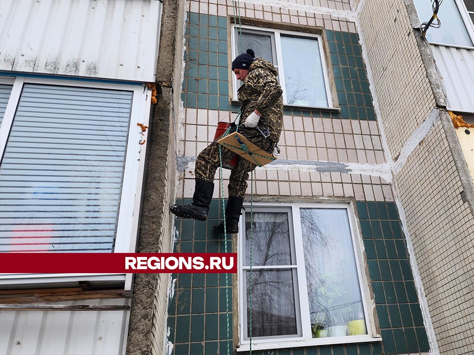 Альпинист обновил швы на многоэтажке в Кострове