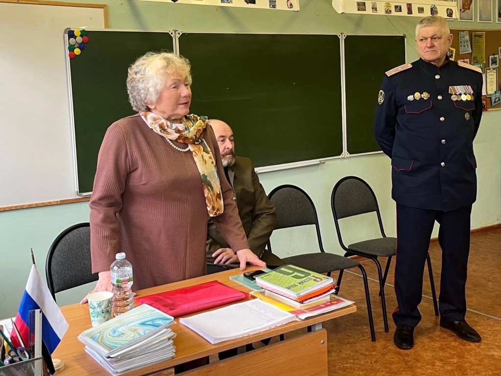 Племянница Гагарина и казачьи атаманы провели урок мужества в можайской школе №3