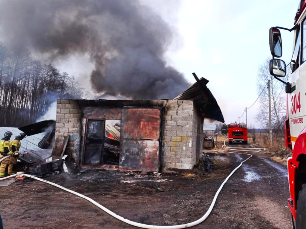 Горящий гараж потушили пожарные в Серпуховском округе