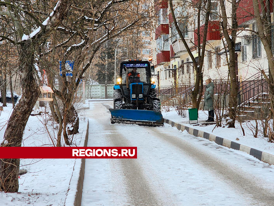 Коммунальщики на спецстехнике очистили дворы в центре Солнечногорска