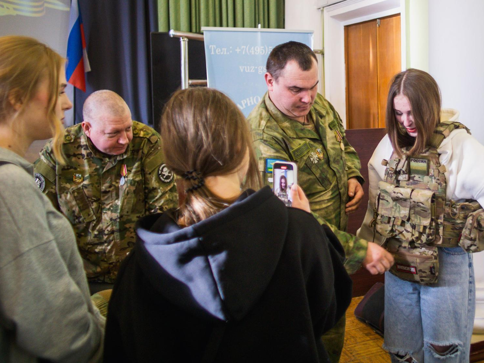 Бойцы СВО рассказали студентам о службе и дали примерить снаряжение