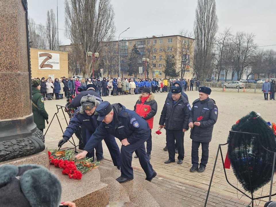 Спасатели из Серпухова почтили подвиг маршала Чуйкова и героев Сталинграда