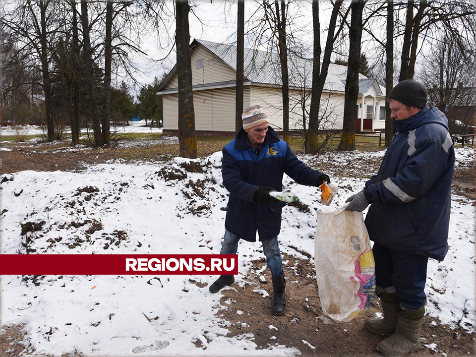 В Микулине навели порядок возле старого магазина