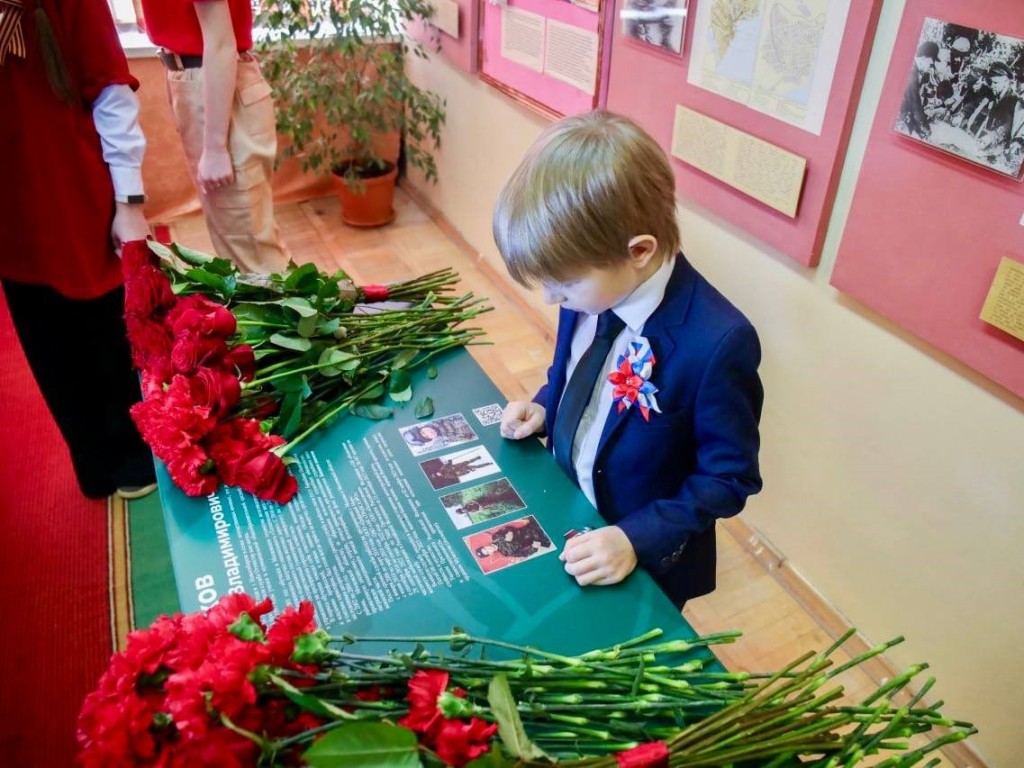 Парту Героя открыли в чеховской школе ко Дню защитника Отечества