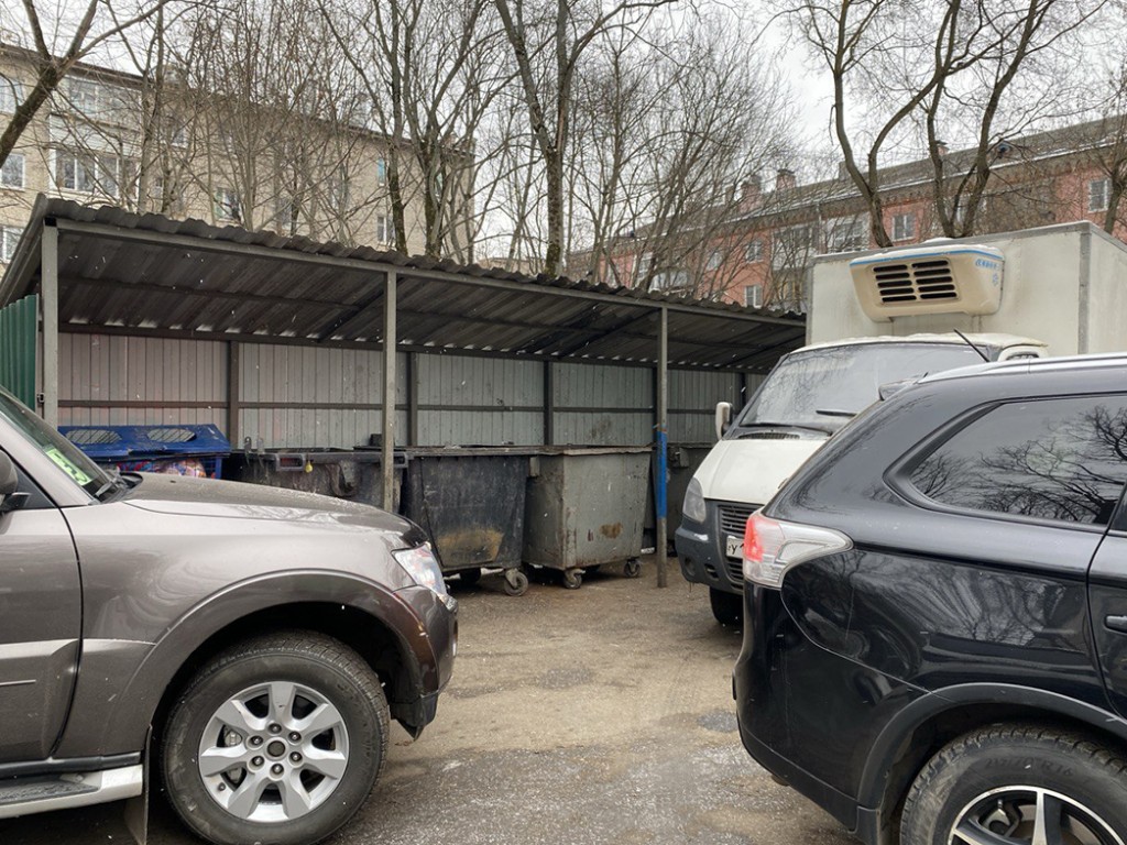 Коммунальщики навели порядок на контейнерной площадке в центре Пушкино