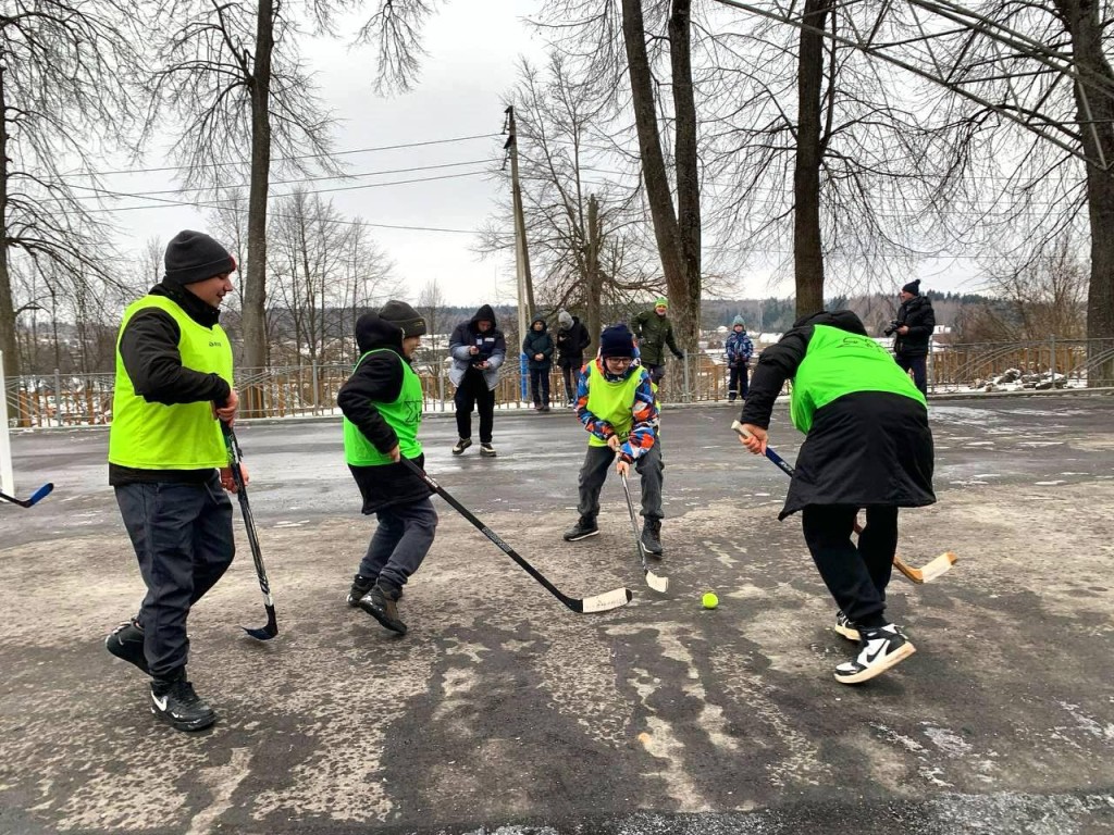 В парке «Городок» ружане соревновались в хоккеей, делали зарядку и учились играть в шахматы