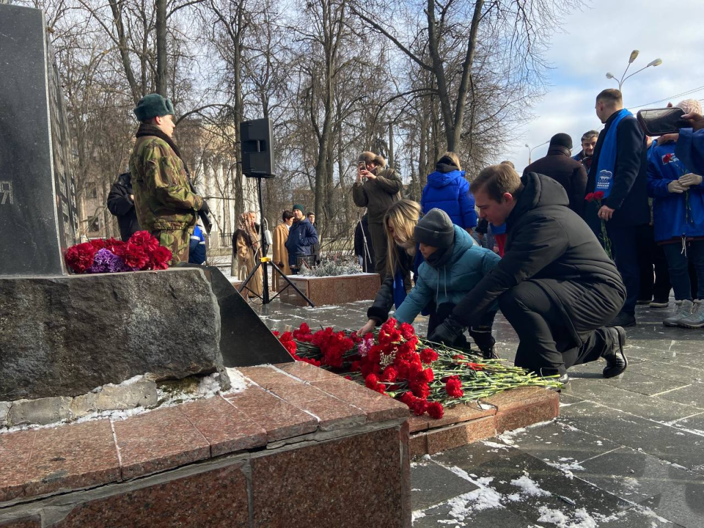 В Жуковском возложили цветы к памятнику воинам-интернационалистам