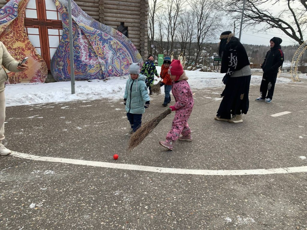 В парке «Городок» ружане играли с Бабой Ягой и учились рисовать мухоморы