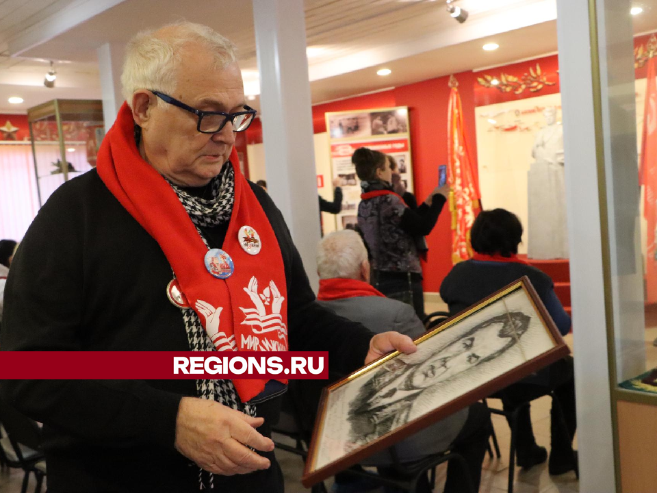 Написанный сыном маршала Чуйкова портрет передали в музей в Серебряных Прудах