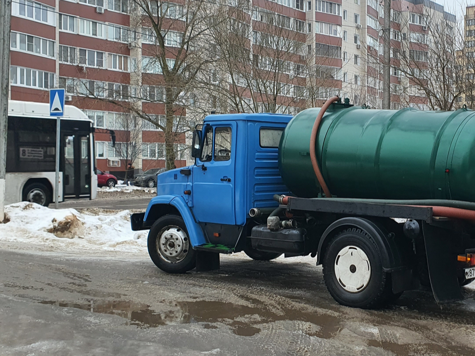 Водитель ассенизаторской машины решил сэкономить и слил нечистоты в Малаховке