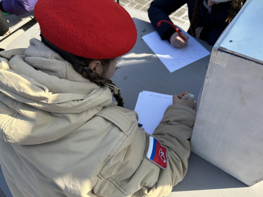 В парке «Елочки» взрослые и дети написали письма солдатам и освоили оружие