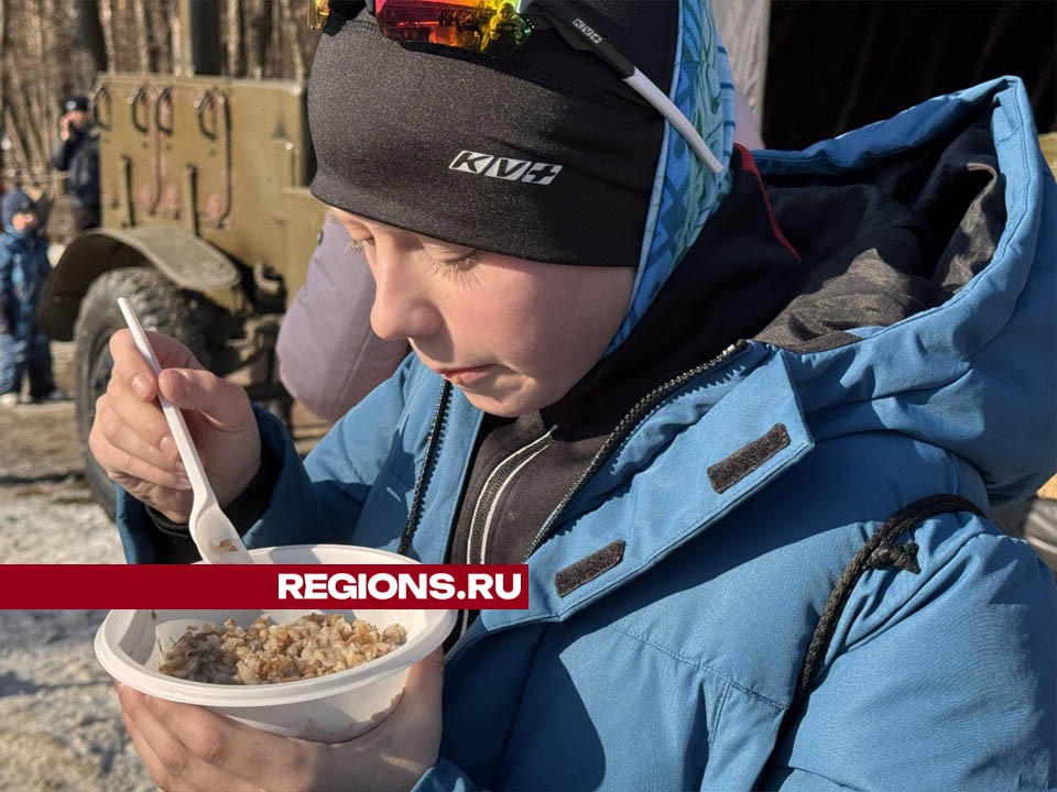 Гречневая каша и тушенка: в Одинцовском парке работает полевая кухня