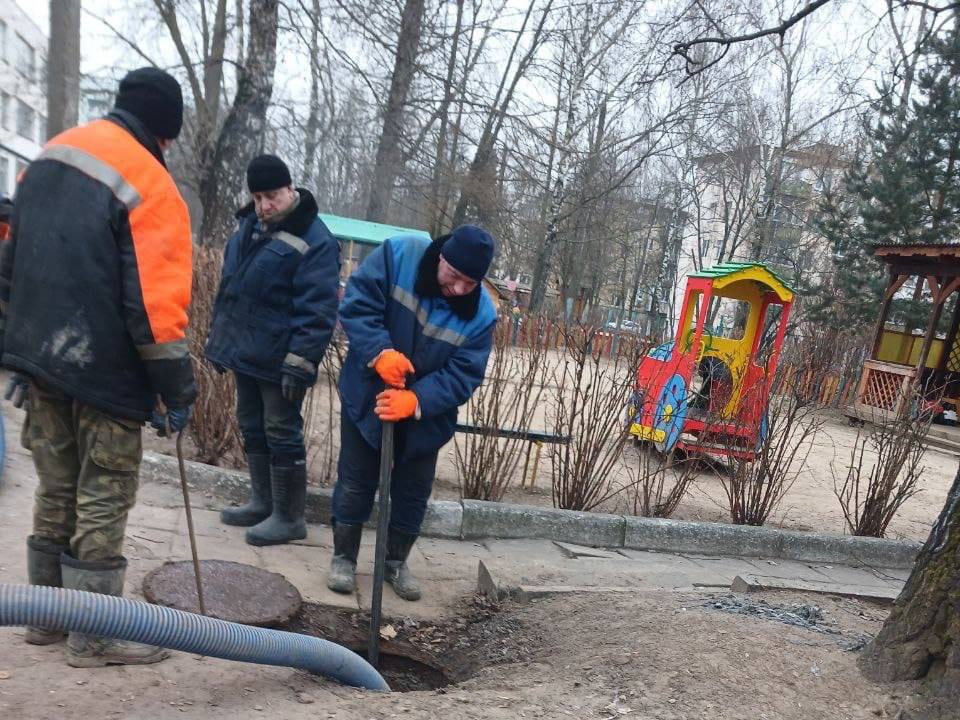 Коммунальщики устранили засор канализации в детсаду на  Мира