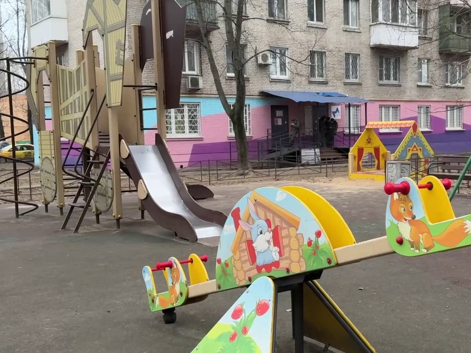 По просьбам жителей на детской площадке на Комсомольской восстановили освещение