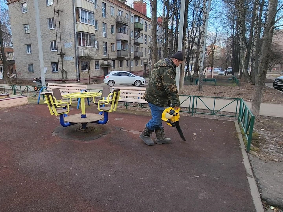 «С ветерком» почистили детскую площадку и пешеходные дорожки на Ильича