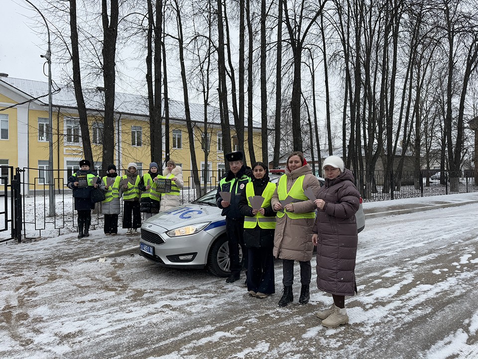 Автоинспекторы Лотошина учат детей безопасно переходить дорогу