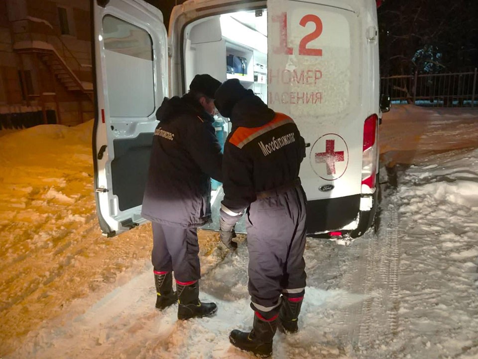 Женщину с признаками инсульта помогли госпитализировать спасатели в Коломне