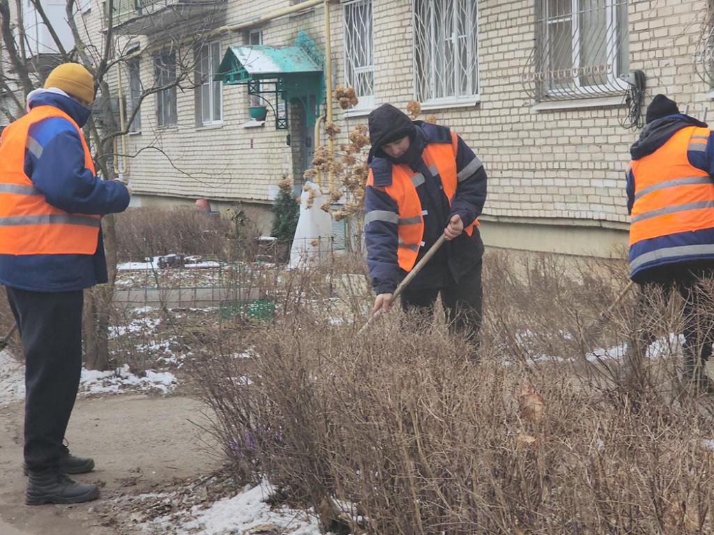 Коммунальщики в Пушкино убрали мусор во дворах и заменили урну на площадке