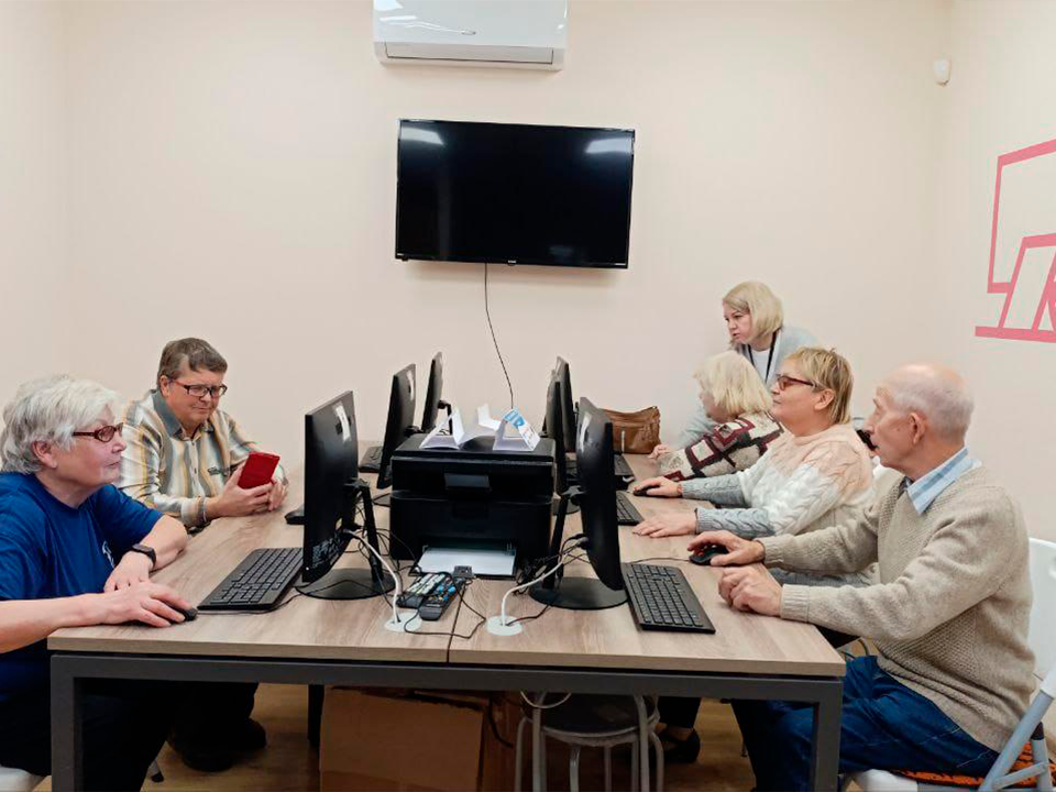 Королевцы старшего возраста осваивают цифровые сервисы с помощью МФЦ