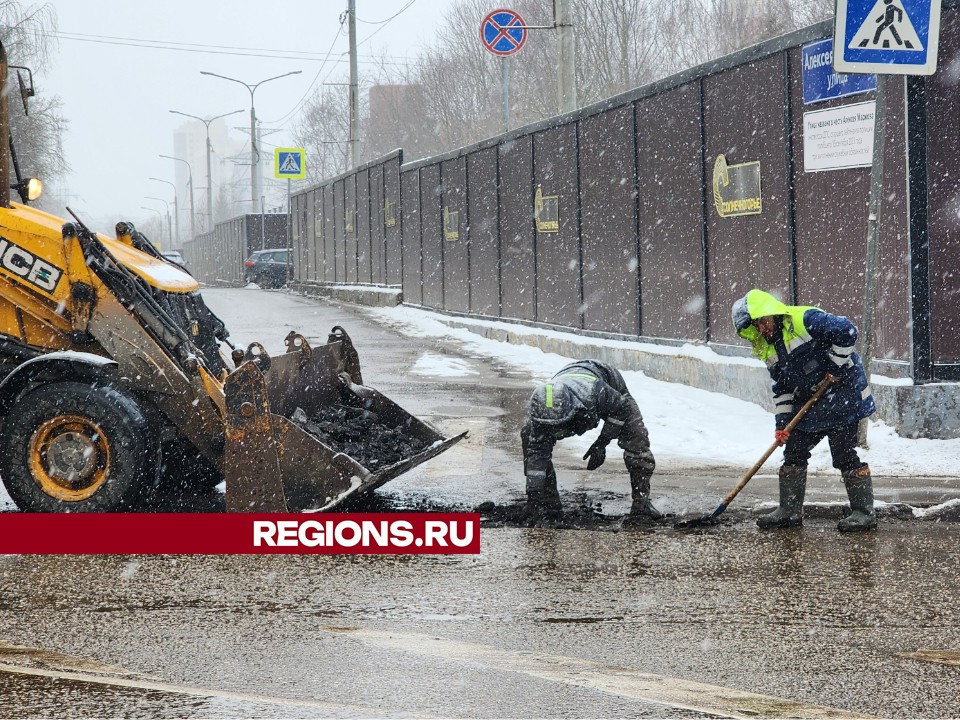 Дорожники залатают ямы на улице Ухова в Солнечногорске